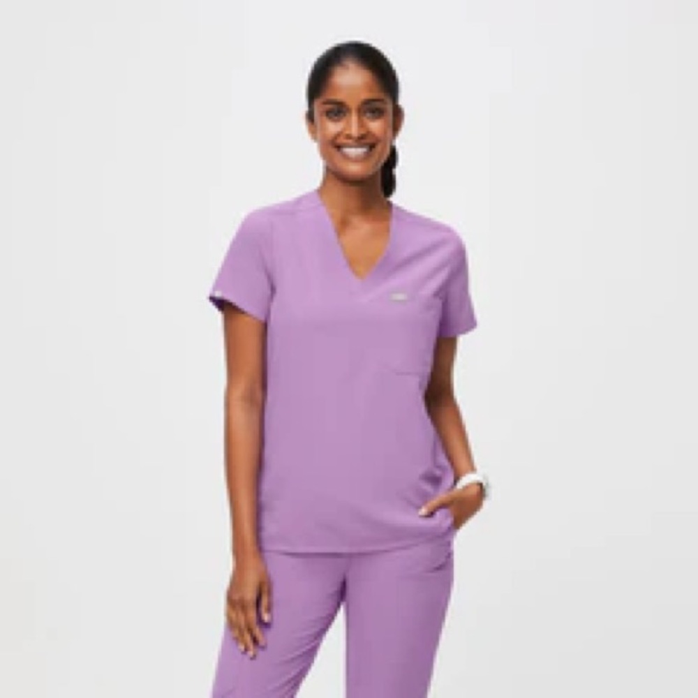 Figs Catarina One Pocket Scrub Top - size XS, lilac dawn